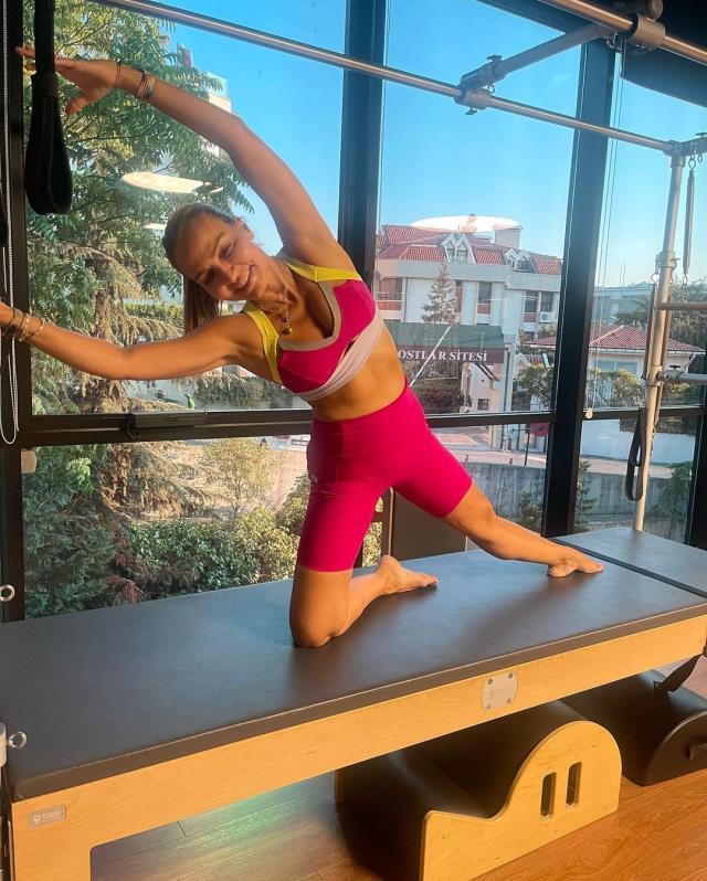 Yoga yaptığı anları paylaşan 46 yaşındaki Ebru Akel, esnekliğiyle alkış topladı Yoga yaptığı anları paylaşan 46 yaşındaki Ebru Akel, esnekliğiyle alkış topladı