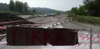 Zonguldak gündem haberi | ZONGULDAK - Bir kişi arsasından araç geçişini engellemek için yolu trafiğe kapattı