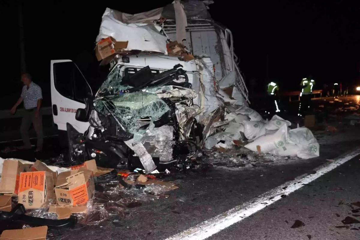 Adana haber! Adana'da lastiği patlayan kamyonet ile tır kafa kafaya çarpıştı: 4 yaralı