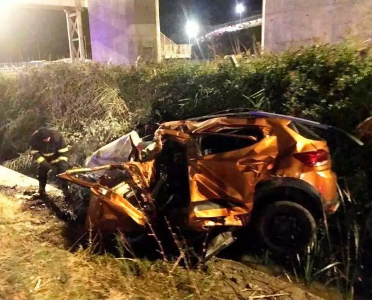 Son dakika haberleri... Bariyerlere çarpan otomobilin sürücüsü öldü