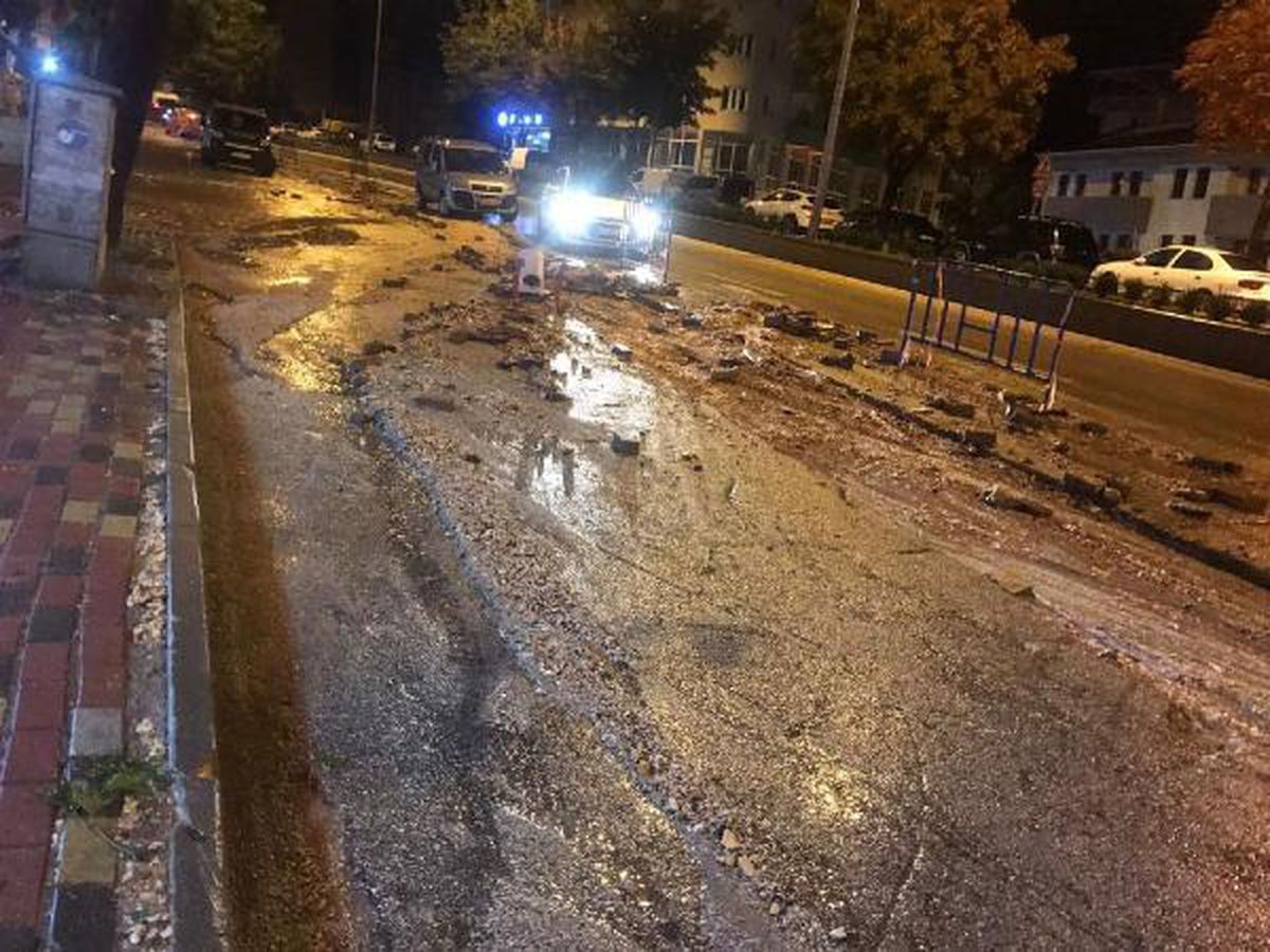Bilecik haber... BİLECİK'TE SAĞANAK YAĞIŞ; ARAÇLAR YOLDA KALDI, EV VE DÜKKANLARI SU BASTI