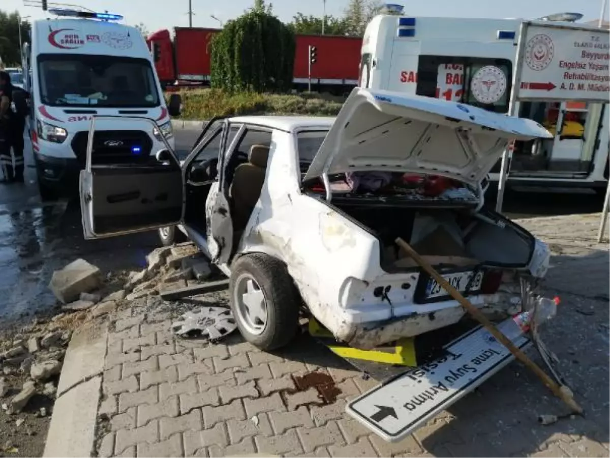 Son dakika haber... Elazığ'da otomobil ile yolcu minibüsü çarpıştı: 7 yaralı