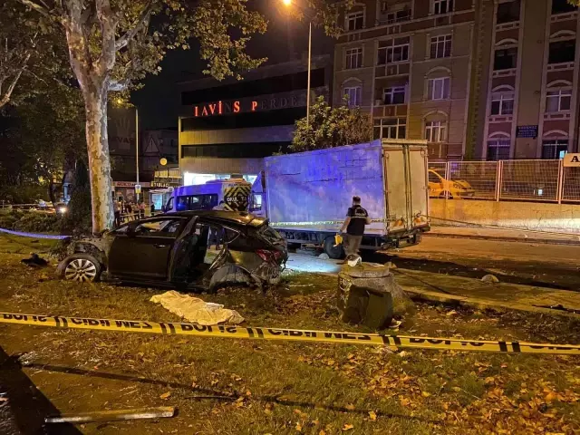 İstanbul'da kan donduran kaza! Yan yola uçan araç ağaca ok gibi saplandı: 5 ölü