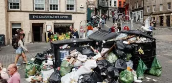 İskoçya'da temizlik işçilerinin grevi nedeniyle sokaklar çöp yığınlarıyla doldu