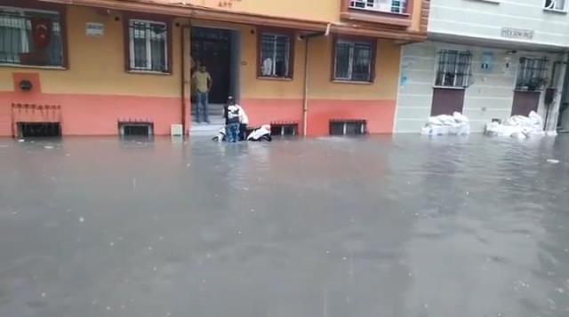 İstanbul alarma geçti! Etkisini iyiden iyiye artıran sağanak yağış saat 15.00'e kadar devam edecek