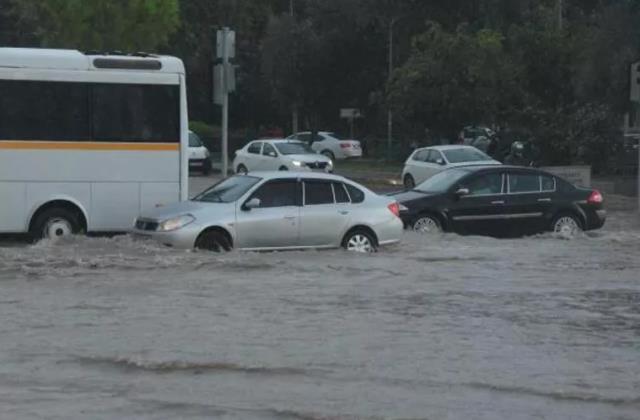 İstanbul alarma geçti! Etkisini iyiden iyiye artıran sağanak yağış saat 15.00'e kadar devam edecek