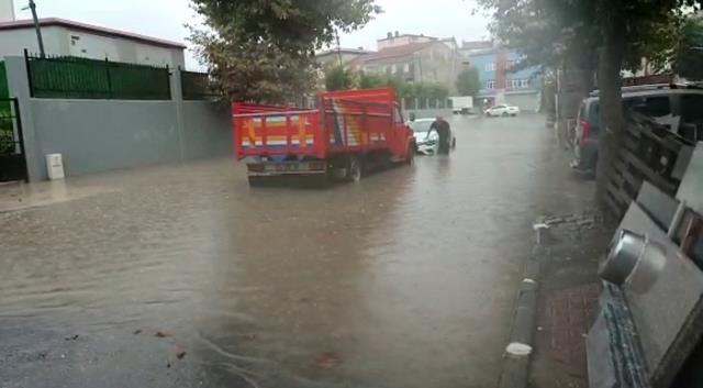 İstanbul'da sağanak yağışa teslim! Esenyurt'ta araçlar mahsur kaldı, evleri su bastı