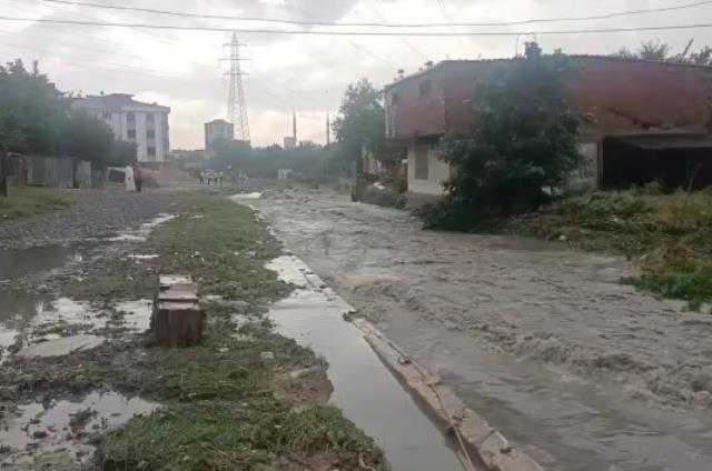İstanbul'da sağanak yağışa teslim! Esenyurt'ta araçlar mahsur kaldı, evleri su bastı