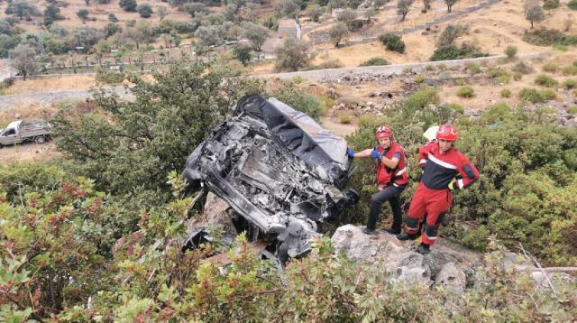 Kaza geçiren İbrahim Tatlıses sıkıştığı araçtan çıkarılıp hastaneye kaldırıldı