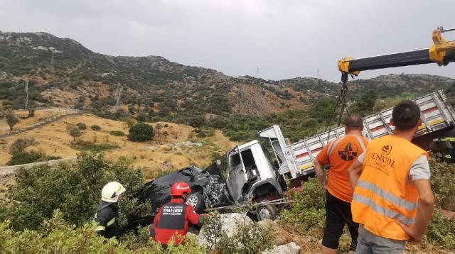 Kaza geçiren İbrahim Tatlıses sıkıştığı araçtan çıkarılıp hastaneye kaldırıldı