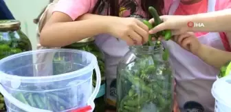 Minik elleriyle dilek turşusu kurdular
