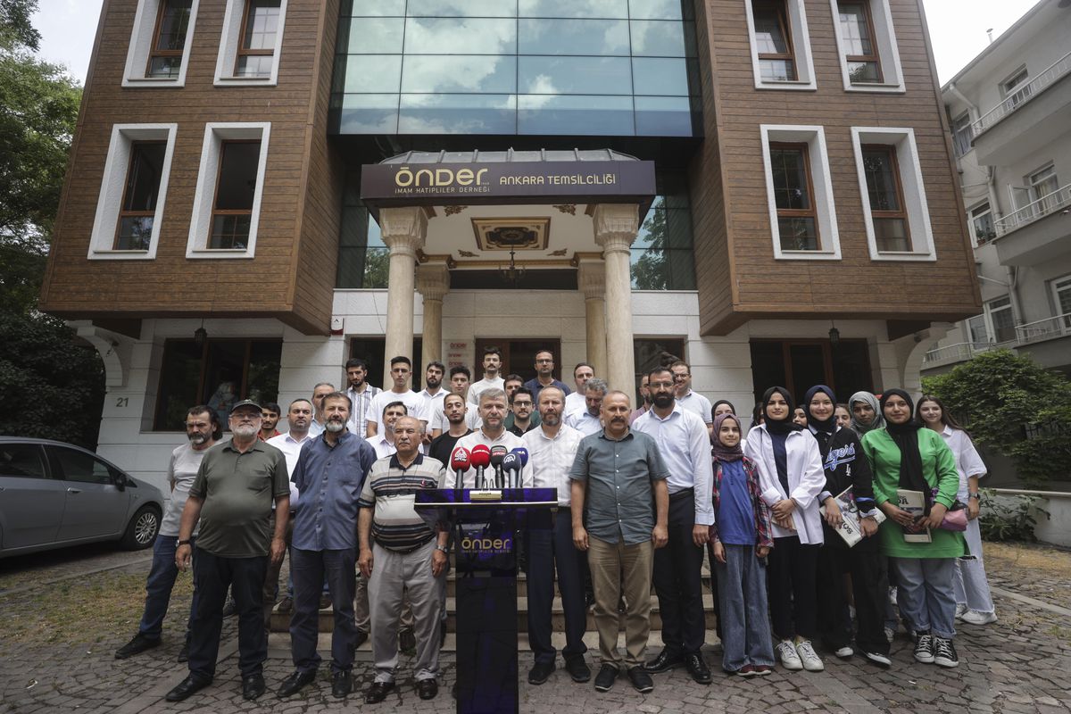 Tokat gündem haberi: Tokat'ta ÖNDER İmam Hatipliler Derneği üyelerinden şarkıcı Gülşen'e tepki