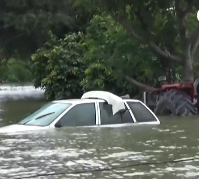 Pakistan'da Güney Pencap kenti Fazalpur'da sel yaşamı felç etti Pakistan'da Güney Pencap kenti Fazalpur'da sel yaşamı felç etti