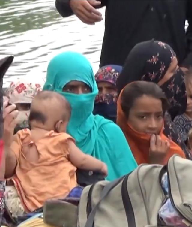 Pakistan'da Güney Pencap kenti Fazalpur'da sel yaşamı felç etti Pakistan'da Güney Pencap kenti Fazalpur'da sel yaşamı felç etti