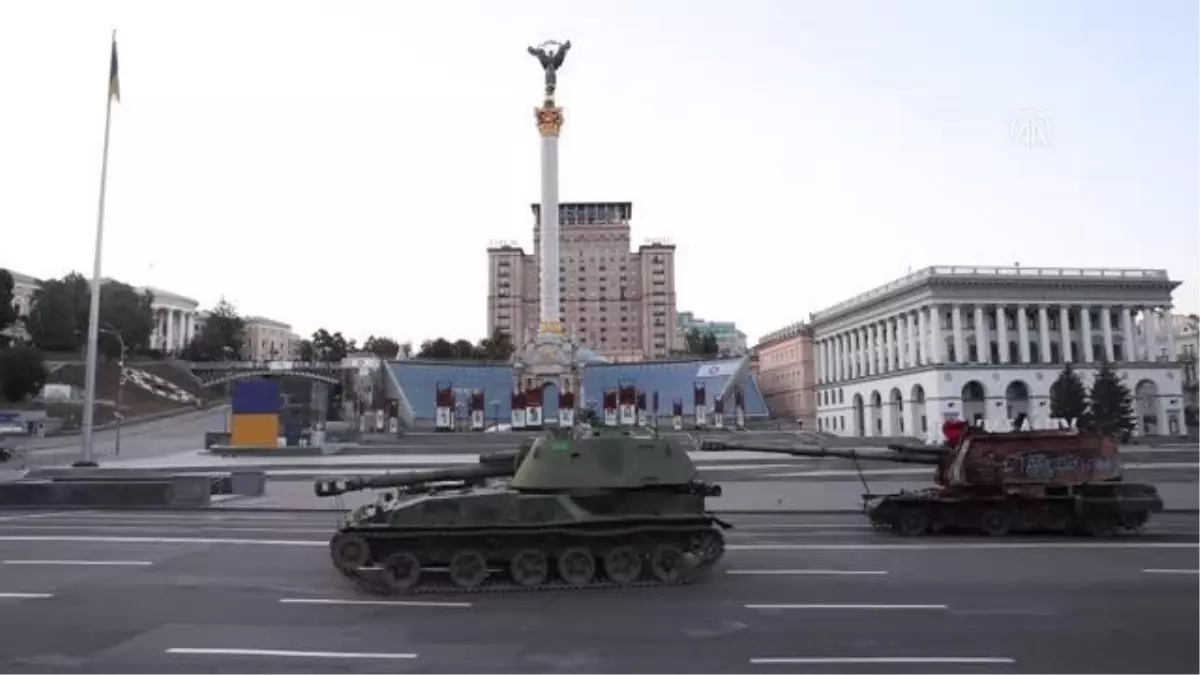 Rus güçlerinden ele geçirilen zırhlı araçlar, Kiev sokaklarında sergilenmeye devam ediyor