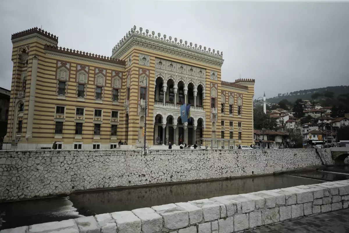 SARAYBOSNA - Saraybosna'nın sembollerinden Vijecnica Kütüphanesi'nin yakılışının üzerinden 30 yıl geçti (2)