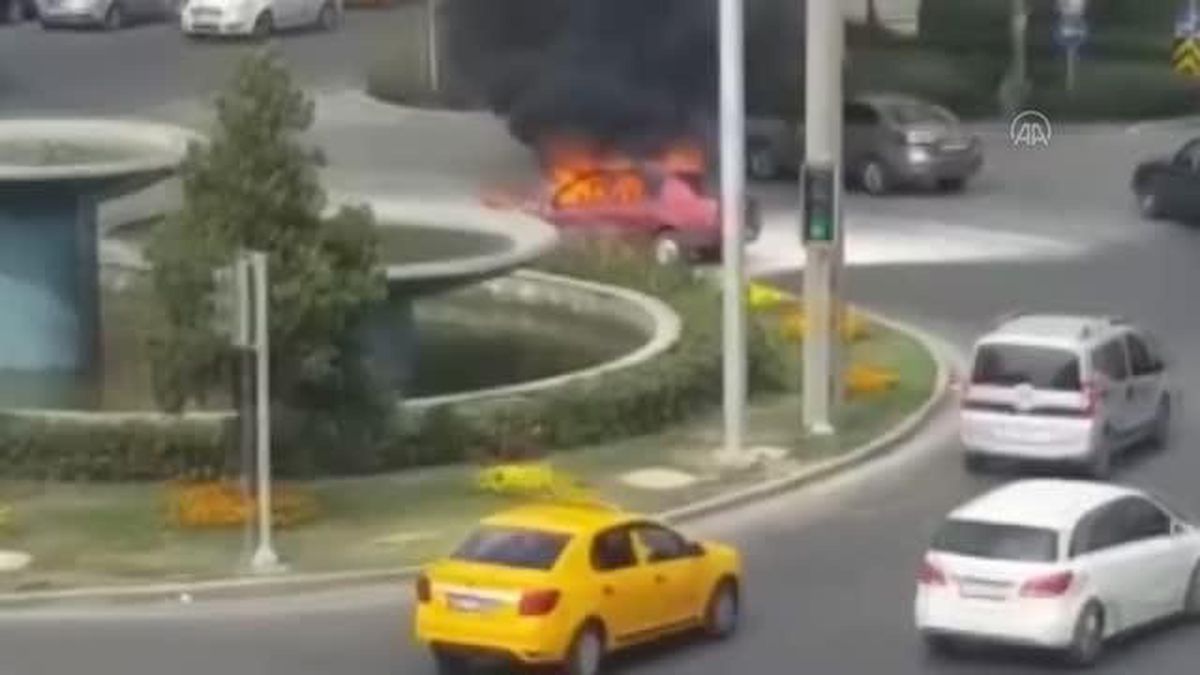 Seyir halindeyken yanmaya başlayan otomobil, kullanılamaz hale geldi