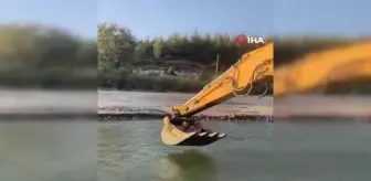 Sıcaktan bunalan işçiler kepçede böyle serinledi