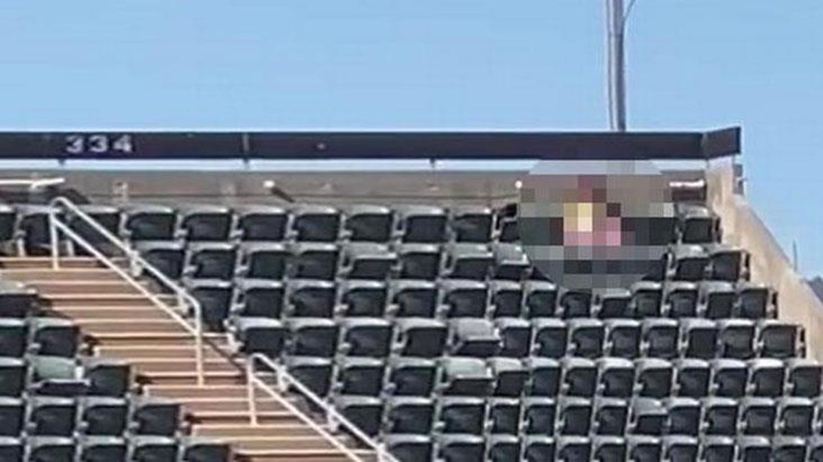 Tribünde cinsel ilişkiye giren çifte para cezası verildi