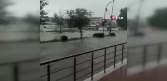 Tekirdağ haberleri... Tekirdağ'da sağanak yağış yolları nehre çevirdi