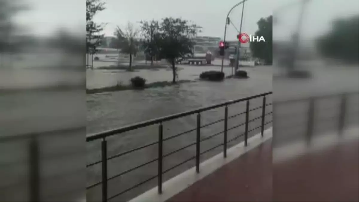 Tekirdağ haberleri... Tekirdağ'da sağanak yağış yolları nehre çevirdi