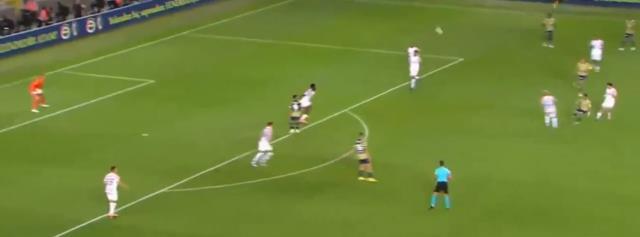 Topu ayağına her aldığında taraftar ayağa kalkıyor! İsmail Yüksek'in Austria Wien maçında yaptıkları gündem oldu