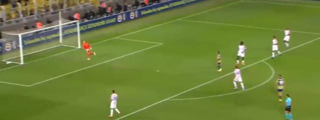 Topu ayağına her aldığında taraftar ayağa kalkıyor! İsmail Yüksek'in Austria Wien maçında yaptıkları gündem oldu