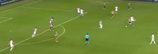 Topu ayağına her aldığında taraftar ayağa kalkıyor! İsmail Yüksek'in Austria Wien maçında yaptıkları gündem oldu