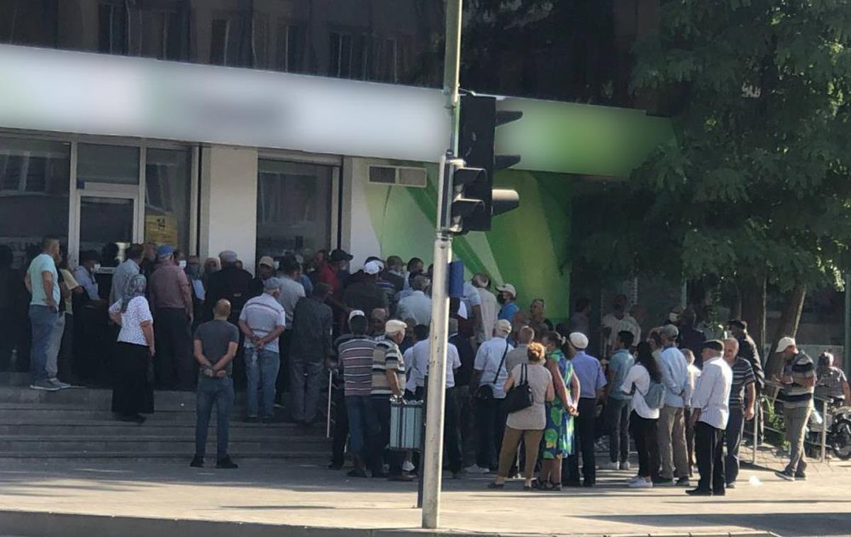 Bankaların promosyon miktarı 10 bin liraya dayandı! Binlerce emekli bankalara akın etti