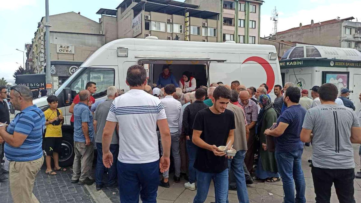 Düzce haber... Düzcelilerin ağzını aşure ile tatlandı