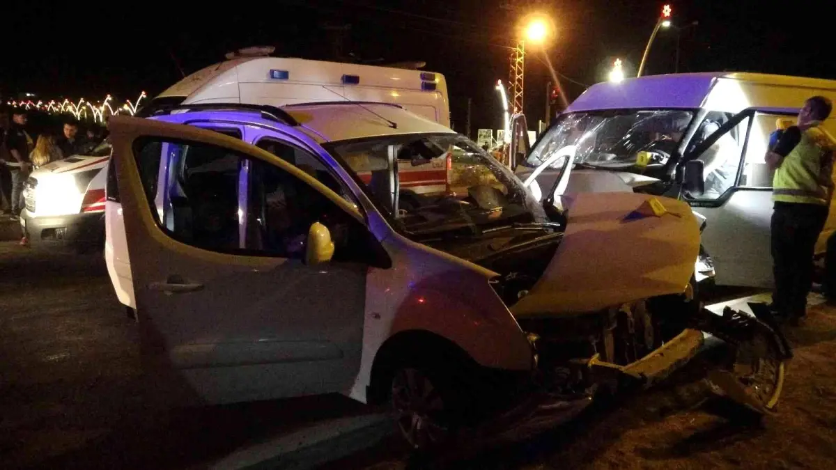 Son dakika 3. sayfa: Düzensiz göçmenleri taşıyan minibüs kamyonete çarptı: 1 ölü, 13 yaralı