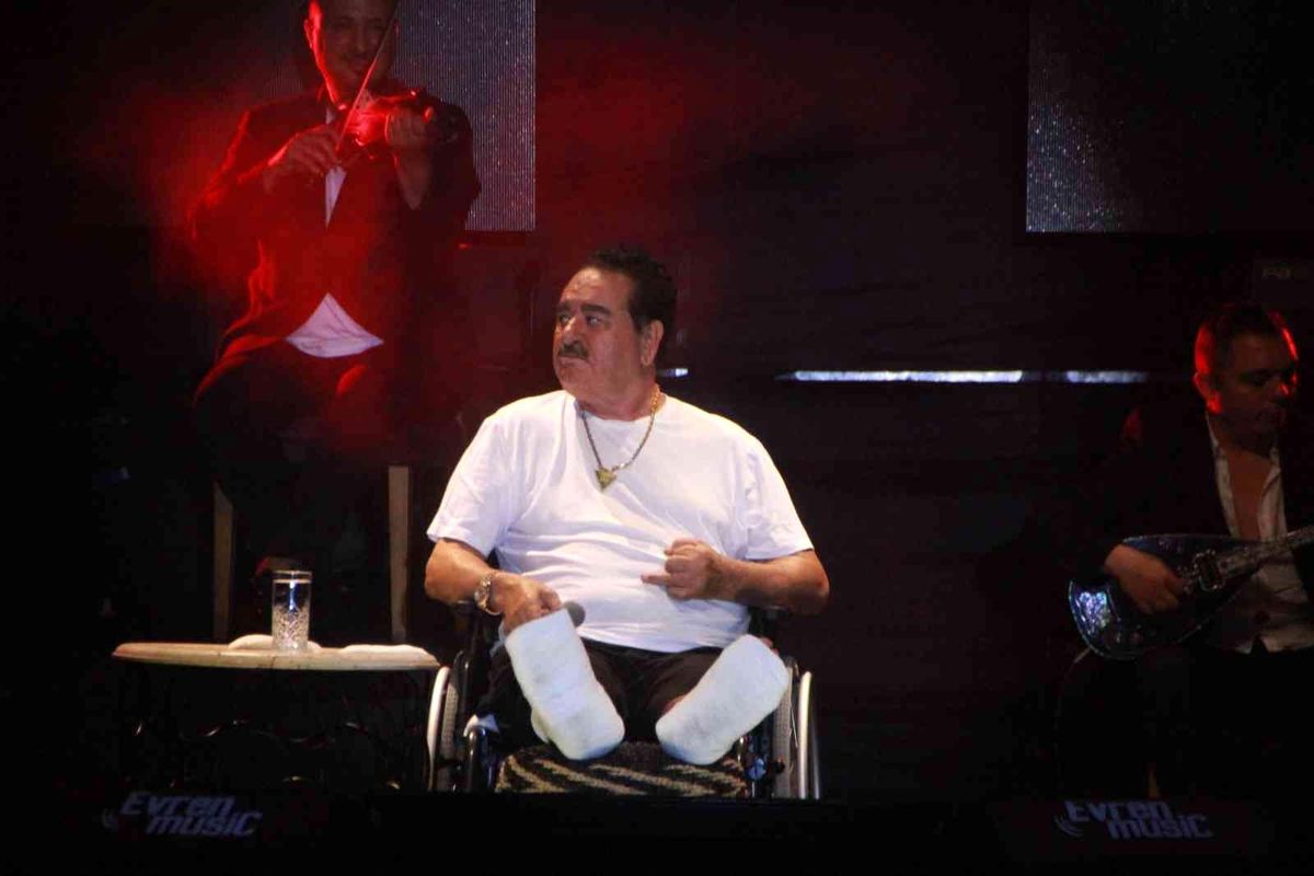Son dakika haberleri... Gündüz ölümden dönen Tatlıses, akşam tekerlekli sandalye ile sahneye çıkıp konser verdi