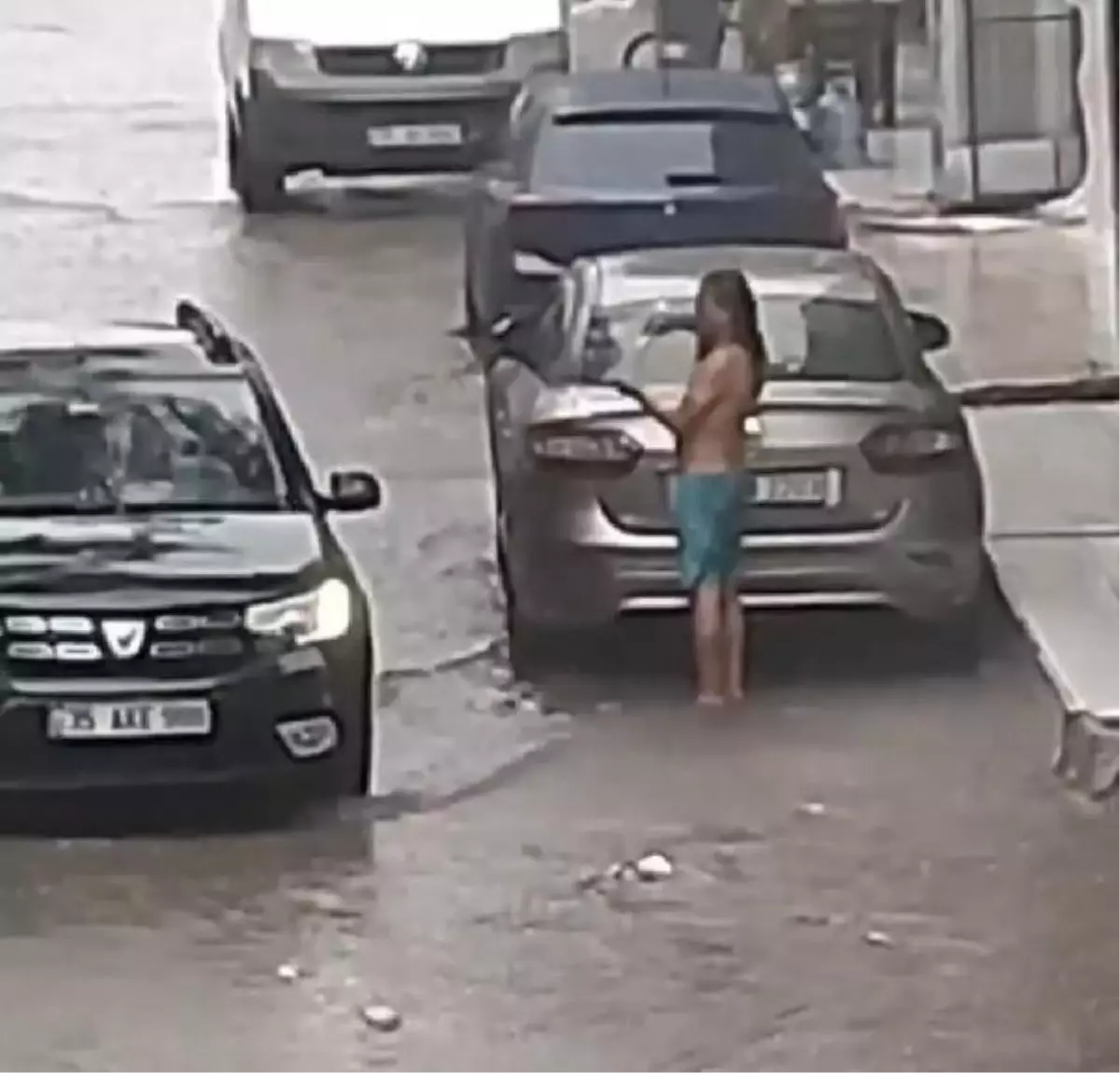 İzmir haberi! İzmir'de sağanak; dere taştı, yollar göle döndü (3)