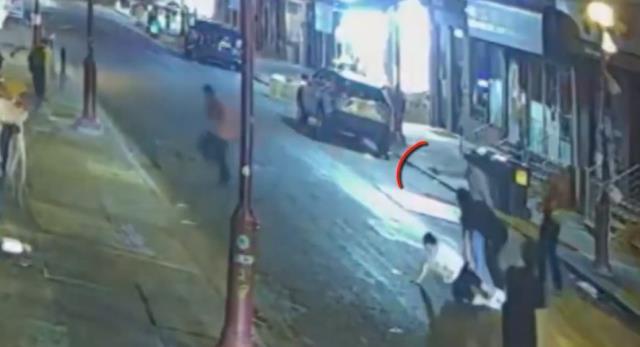 Kaldırımda okul servisi bekleyen öğrenciyi vurarak öldürdüler Kaldırımda okul servisi bekleyen öğrenciyi vurarak öldürdüler