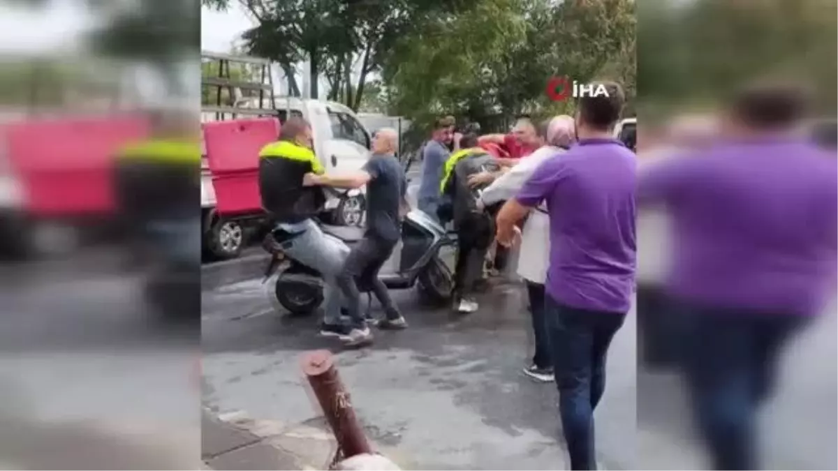 Son dakika haber... Kaza sonrası sürücüler birbirine girdi... Kadın yolcunun elindeki kaskla karıştığı kavga kamerada