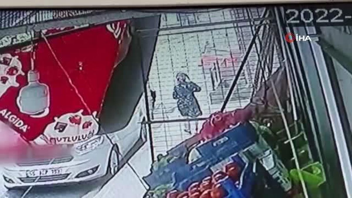 Son dakika haberleri! Kontrolden çıkan otomobil bahçeye girdi... O anlar kamerada