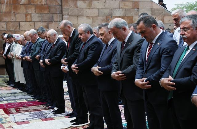 Malazgirt ovasında cuma namazı! Cumhurbaşkanı Erdoğan'a çok sayıda bakan ve kuvvet komutanı eşlik etti