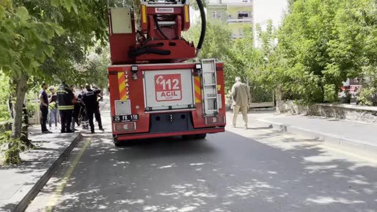 Ölümü şüpheli bulunan kişinin cesedi 6 saatlik çalışmayla evinden çıkarıldı