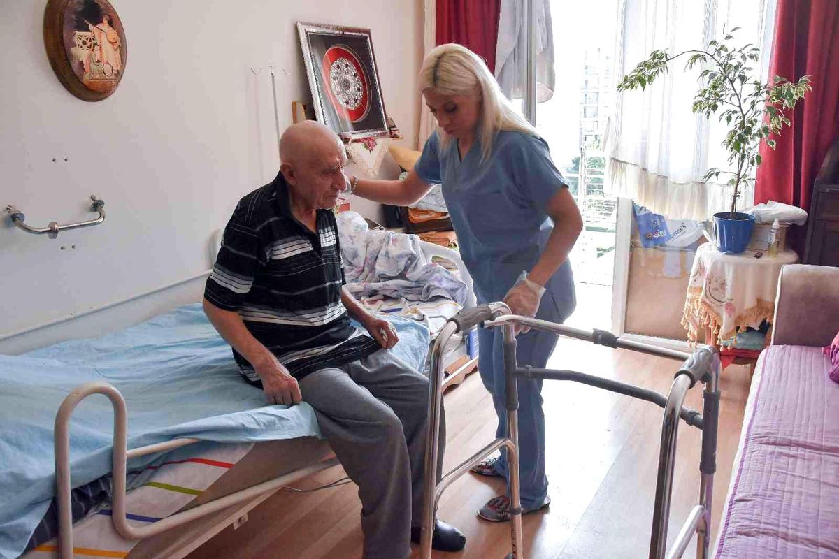Pendik Belediyesi 'Evde Refakat Hizmeti'ne devam ediyor