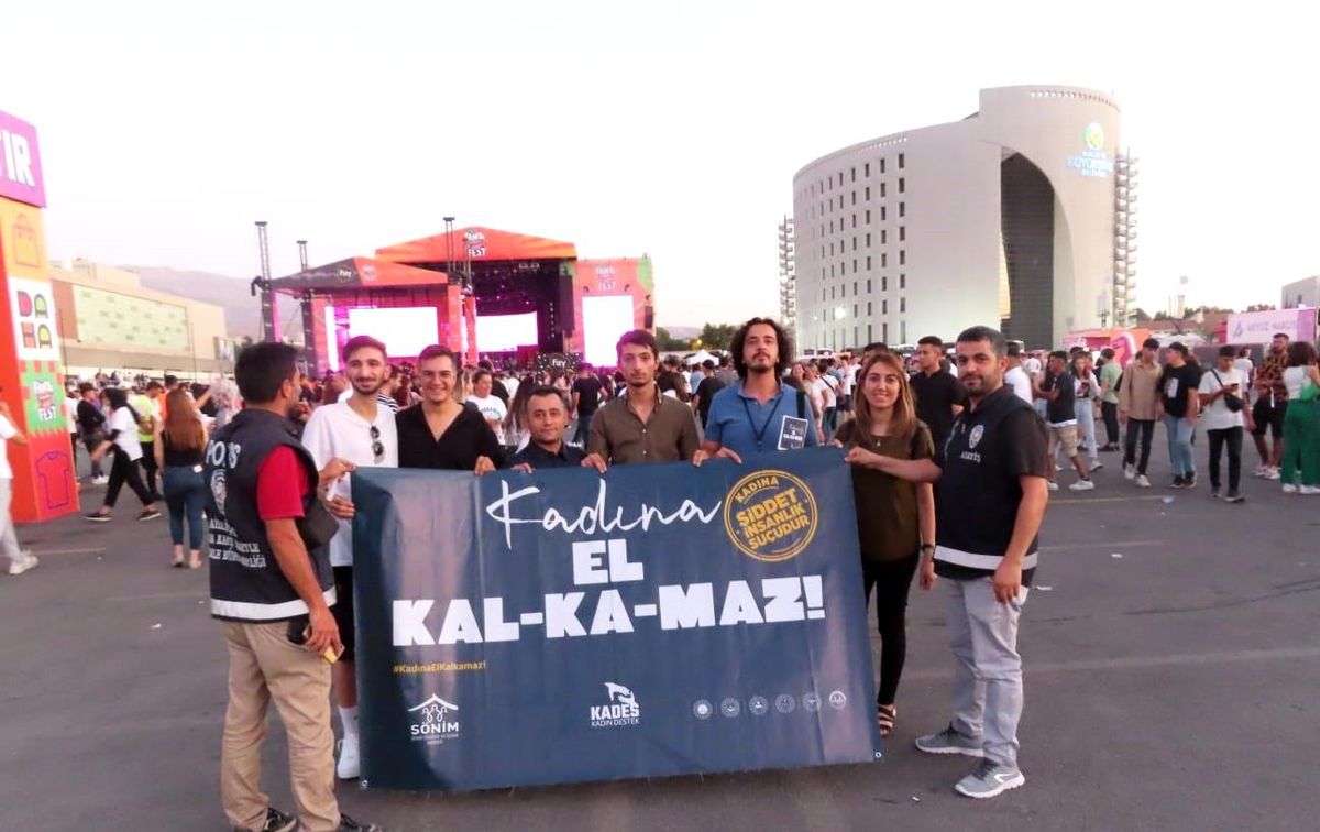 Son dakika 3. sayfa: Polis konserde kadına şiddete dikkat çekti