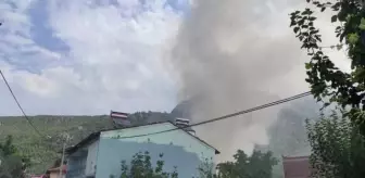 Samanlıktaki yangında traktör ve tarım aletleri yandı