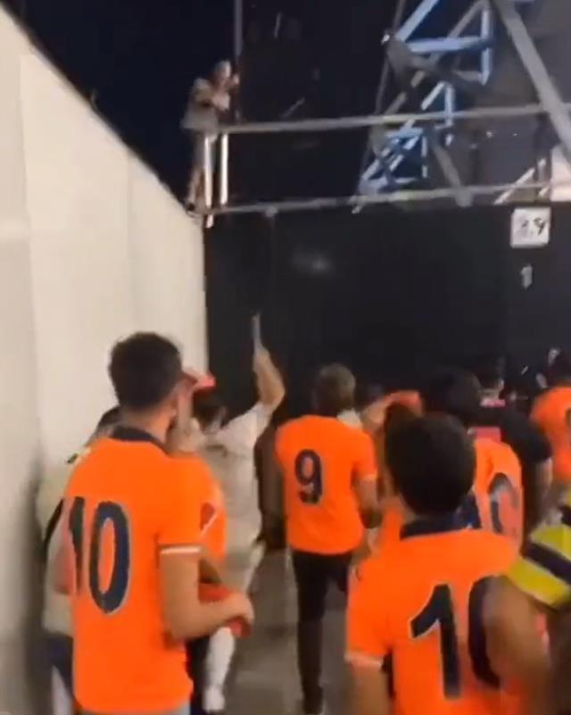 Statta Türk bayrağı yakan hadsiz Belçikalıya, Fenerbahçe taraftarı çekpas ile saldırdı Statta Türk bayrağı yakan hadsiz Belçikalıya, Fenerbahçe taraftarı çekpas ile saldırdı