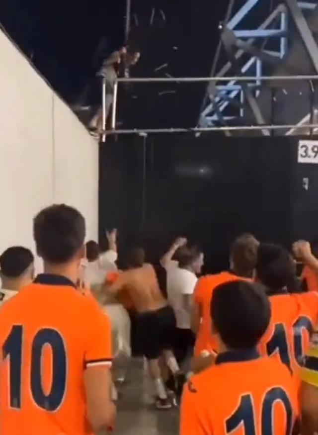 Statta Türk bayrağı yakan hadsiz Belçikalıya, Fenerbahçe taraftarı çekpas ile saldırdı Statta Türk bayrağı yakan hadsiz Belçikalıya, Fenerbahçe taraftarı çekpas ile saldırdı