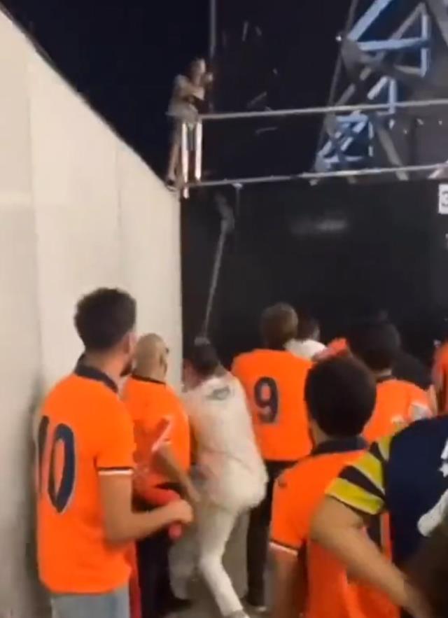 Statta Türk bayrağı yakan hadsiz Belçikalıya, Fenerbahçe taraftarı çekpas ile saldırdı Statta Türk bayrağı yakan hadsiz Belçikalıya, Fenerbahçe taraftarı çekpas ile saldırdı