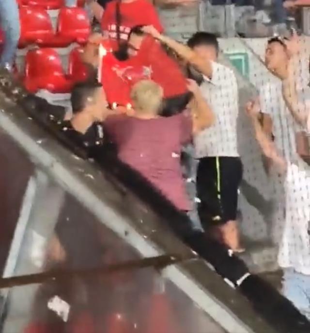 Statta Türk bayrağı yakan hadsiz Belçikalıya, Fenerbahçe taraftarı çekpas ile saldırdı Statta Türk bayrağı yakan hadsiz Belçikalıya, Fenerbahçe taraftarı çekpas ile saldırdı