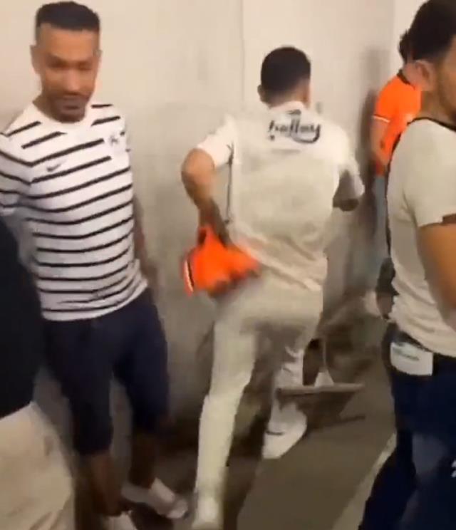 Statta Türk bayrağı yakan hadsiz Belçikalıya, Fenerbahçe taraftarı çekpas ile saldırdı Statta Türk bayrağı yakan hadsiz Belçikalıya, Fenerbahçe taraftarı çekpas ile saldırdı