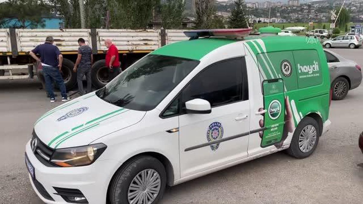 Sürücüsü il dışında olan otomobilin motoruna giren kedi yavrusu kurtarıldı