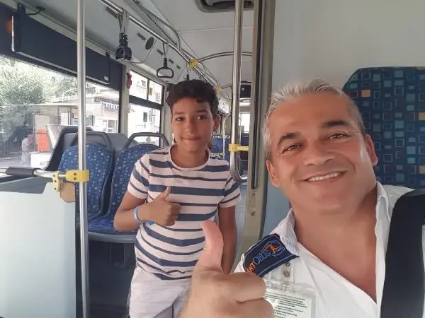 Cep telefonuyla oynayan çocuğu otobüste unuttular