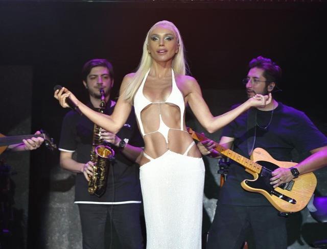 Ünlü isimler, Gülşen'in tutuklanmasına tepki gösterdi: Adalet herkese eşit davranmalı Ünlü isimler, Gülşen'in tutuklanmasına tepki gösterdi: Adalet herkese eşit davranmalı