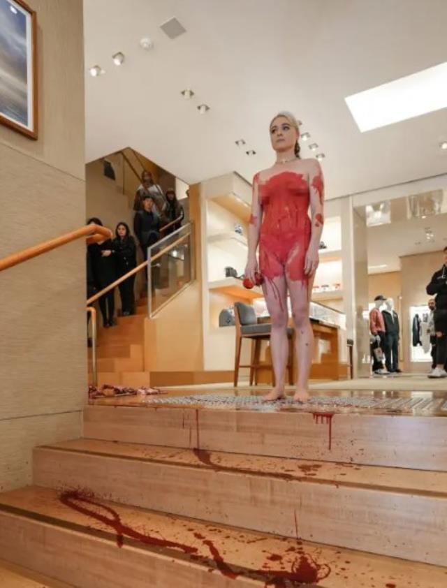 Ünlü vegan aktivist Tash Peterson, ünlü markayı protesto edip soyundu Ünlü vegan aktivist Tash Peterson, ünlü markayı protesto edip soyundu